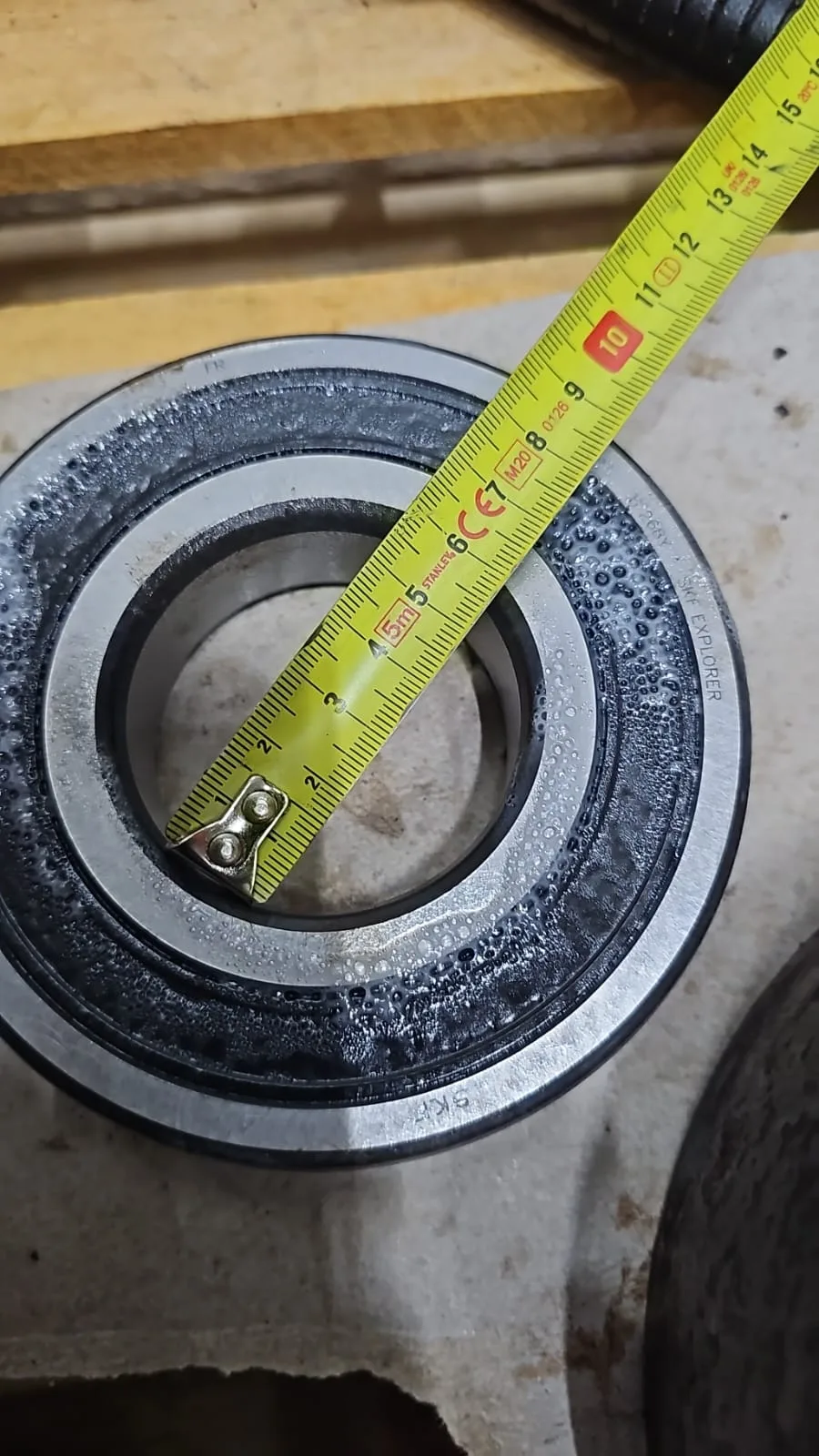Metalen lager gemeten met meetlint