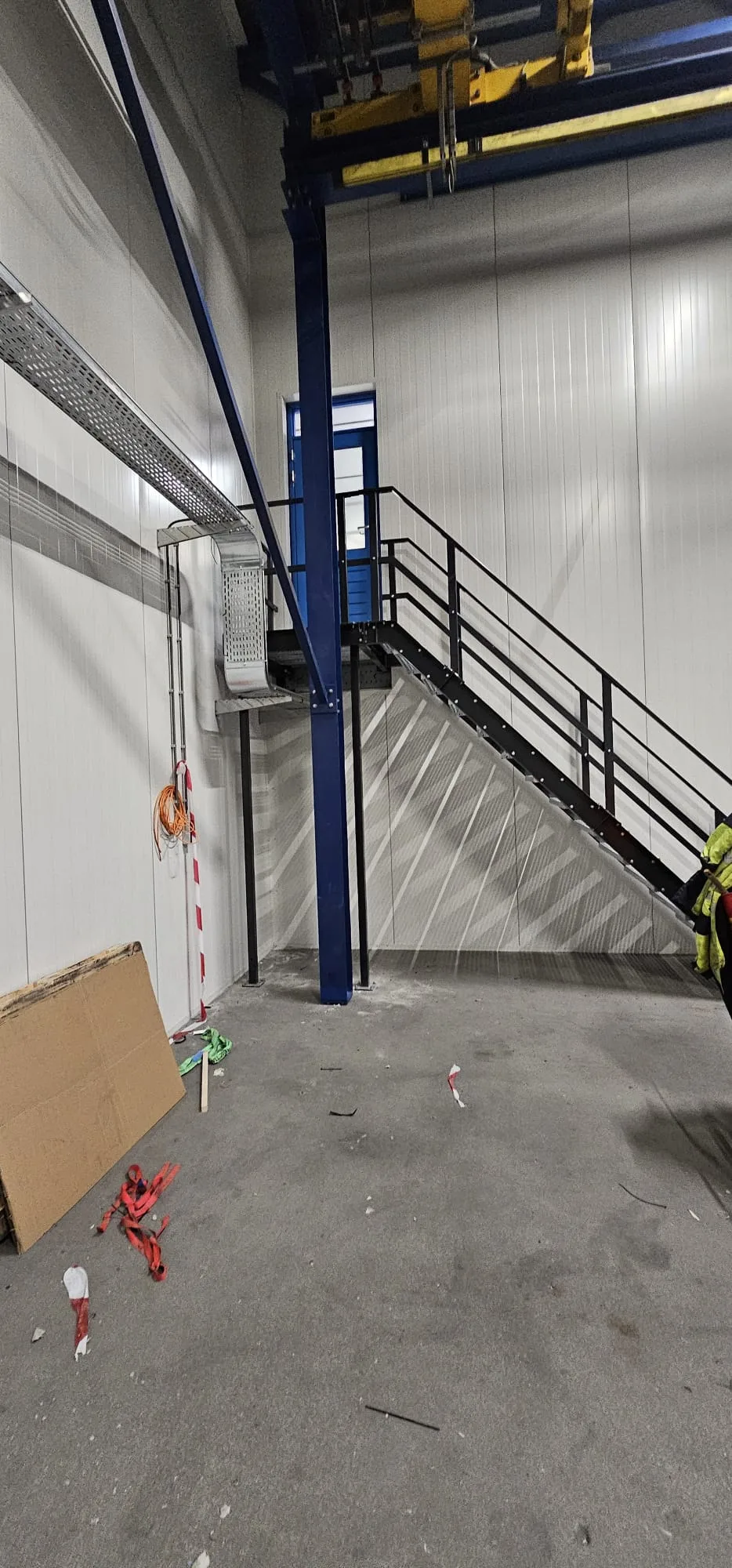 Industriële montagehal met geel kraanwerk