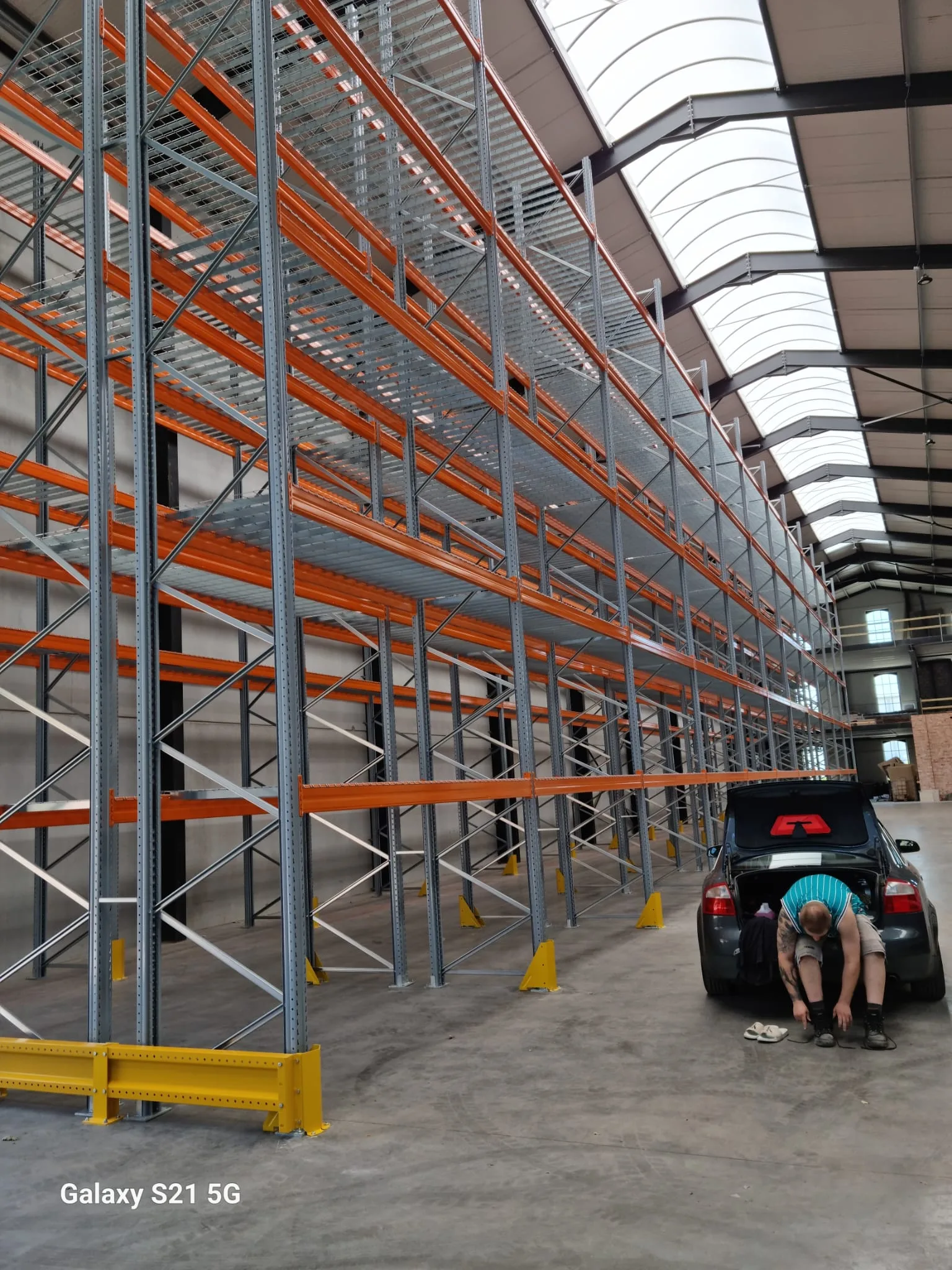 Groot industrieel opslagsysteem in magazijn