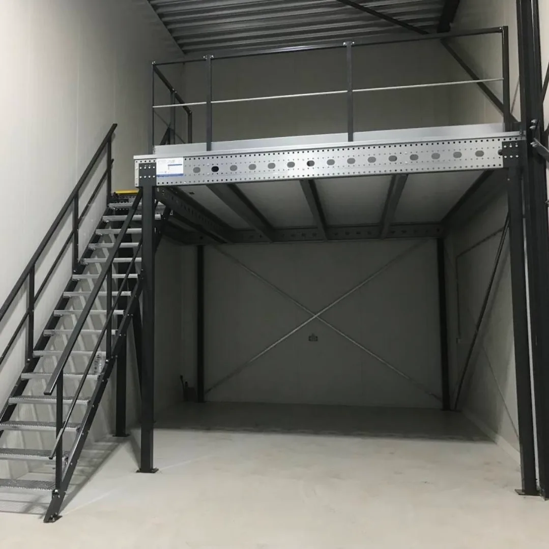 Stalen mezzaninestructuur in magazijn