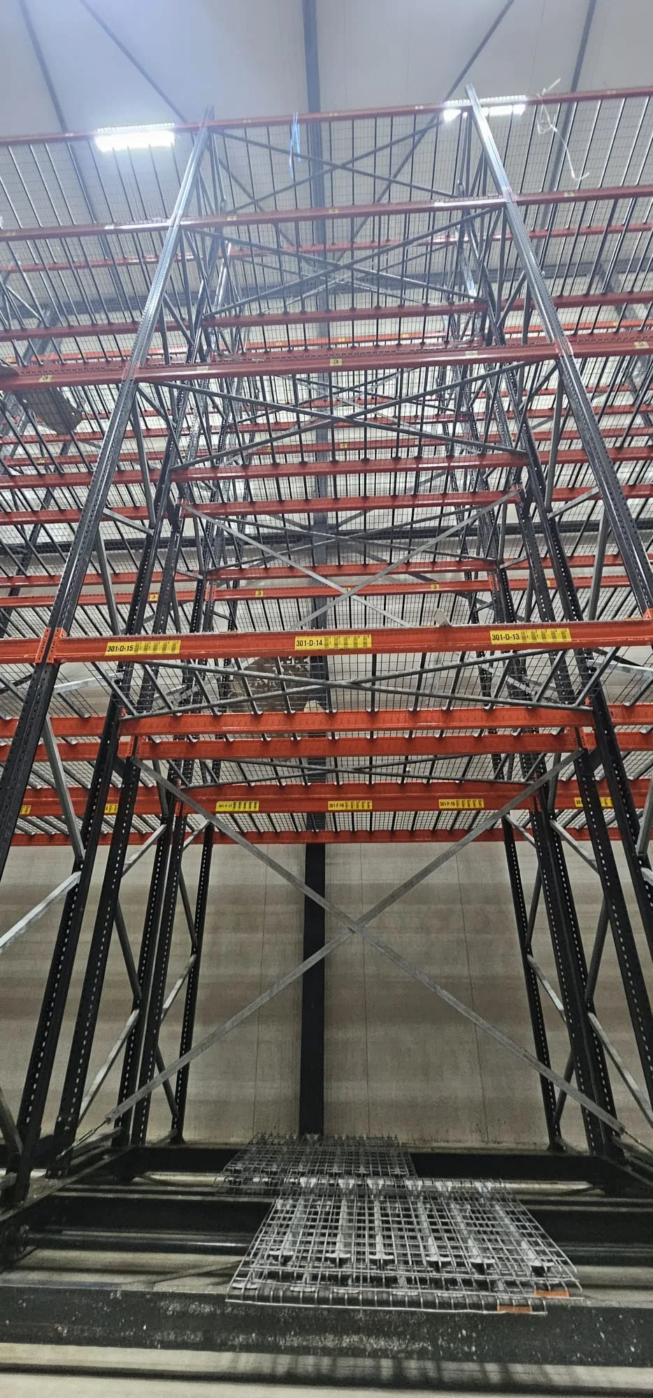Staalconstructie montage in fabriekshal