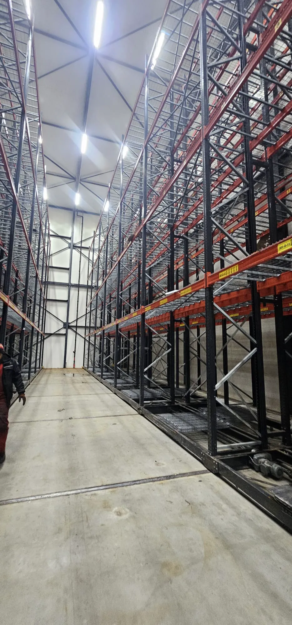 Hoogwaardige magazijnstellingen in een moderne opslagruimte, klaar voor montage