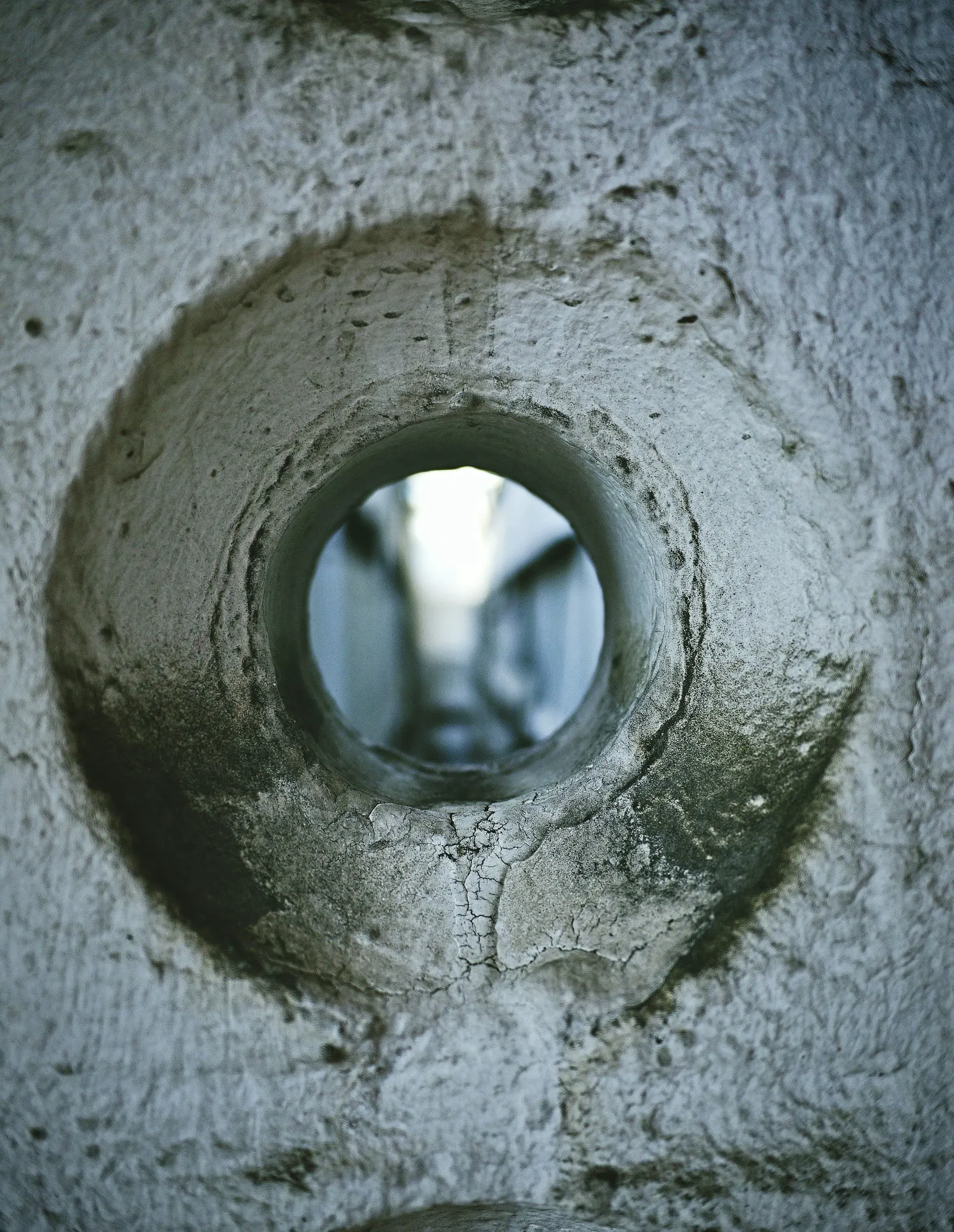 Close-up van een doorvoeropening in beton, zichtbaar voor constructiewerk