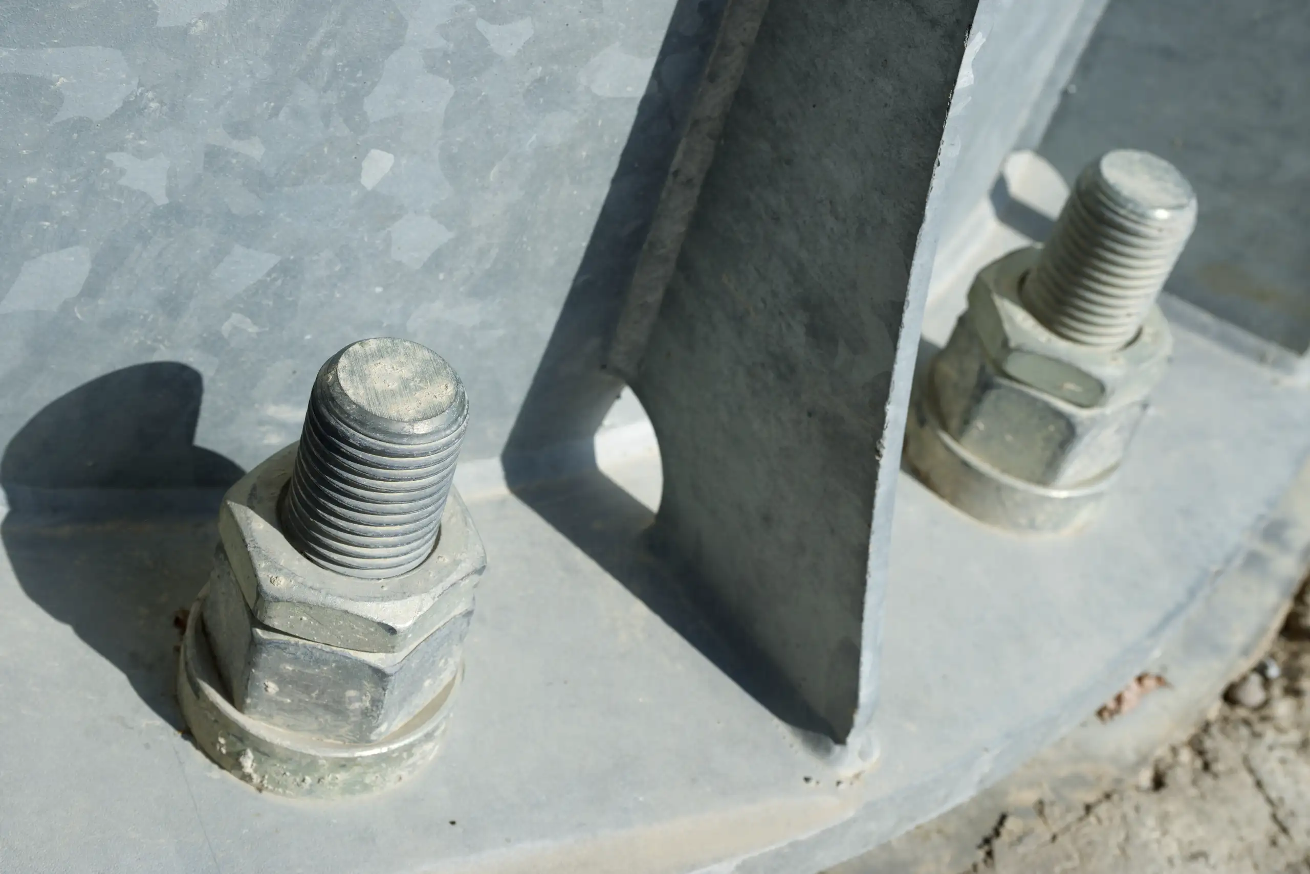 Close-up van staalconstructie montage met bouten en moeren