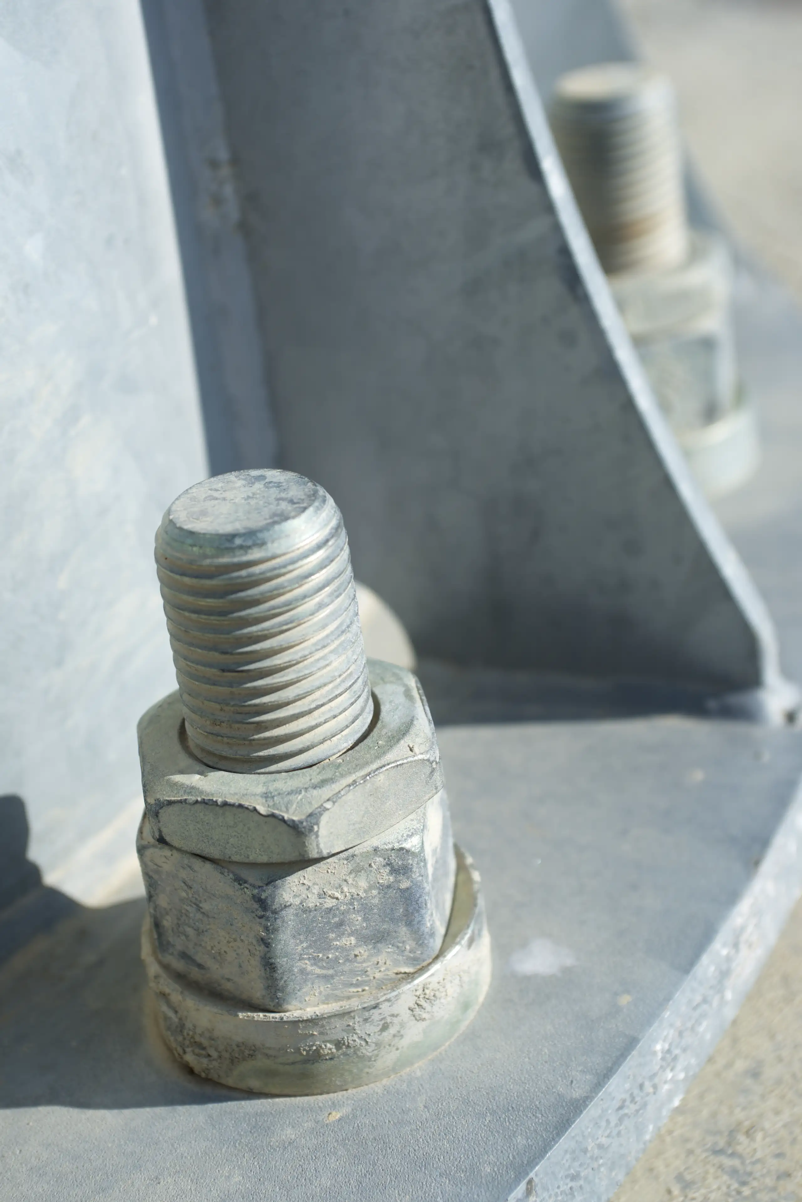 Close-up van een metalen bout en moer op een constructieonderdeel voor staalconstructies