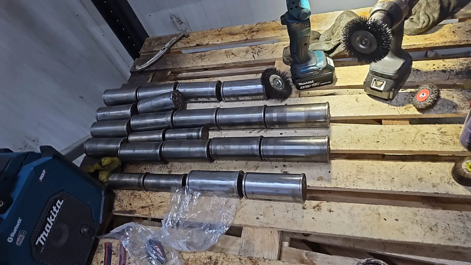 Staalcomponenten en gereedschap op een houten pallet voor industriële montage