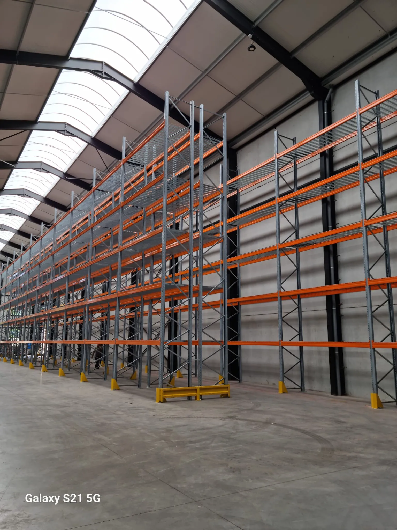 Magazijnstellingen in een industriële ruimte, klaar voor gebruik