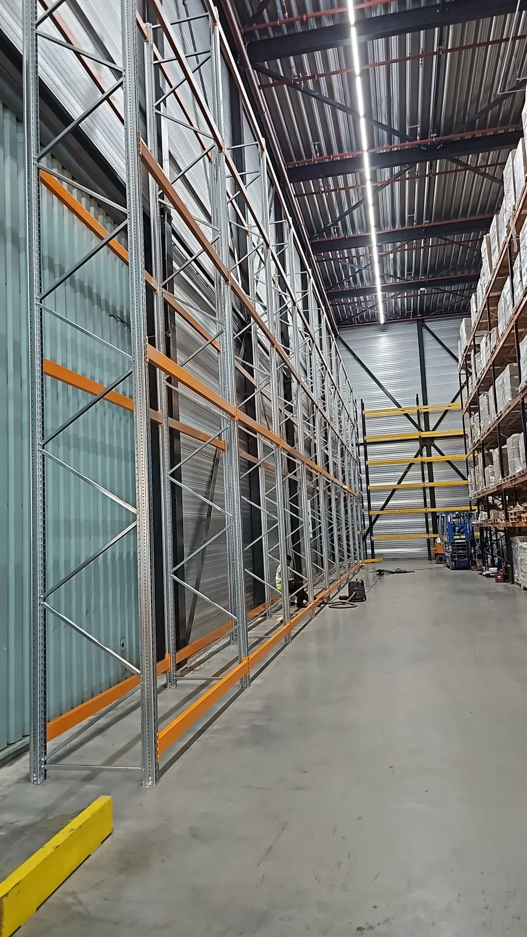 Nieuwe magazijnstellingen voor optimale opslagruimte in een industriële omgeving