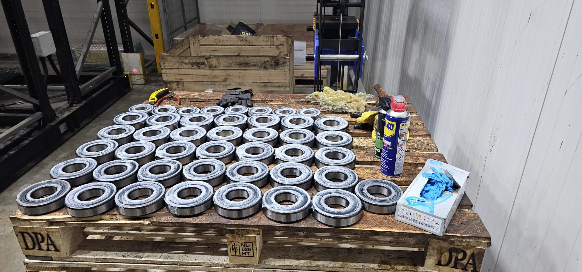 Stalen lagers liggen op een houten pallet, klaar voor mechanisch onderhoud