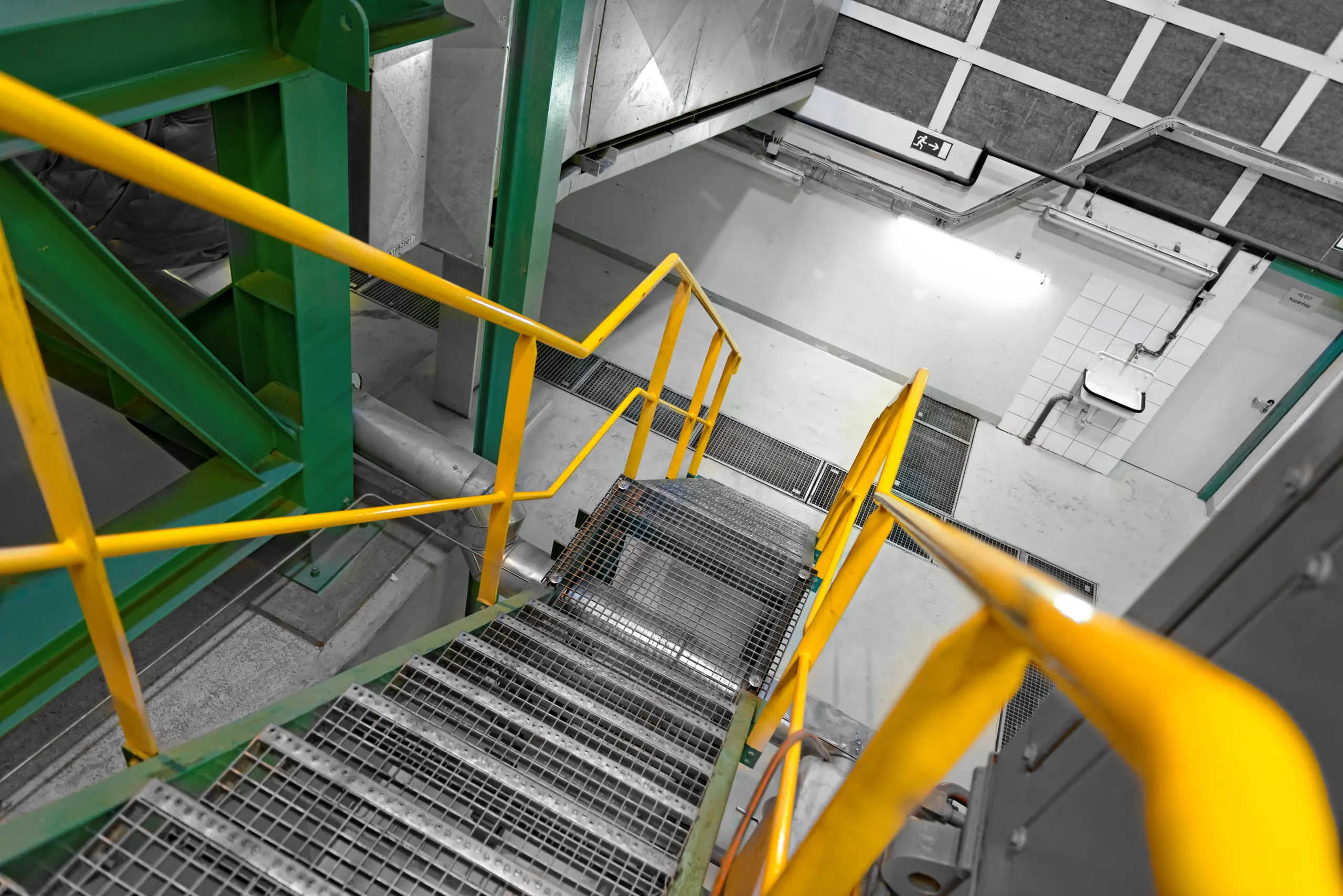 Stalen trappen met veiligheidsleuning en industrieel interieur, geschikt voor montage en onderhoud