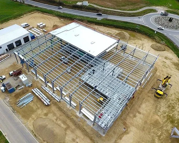Constructie van een staalconstructie in de bouwfase, met zichtbare stalen liggers