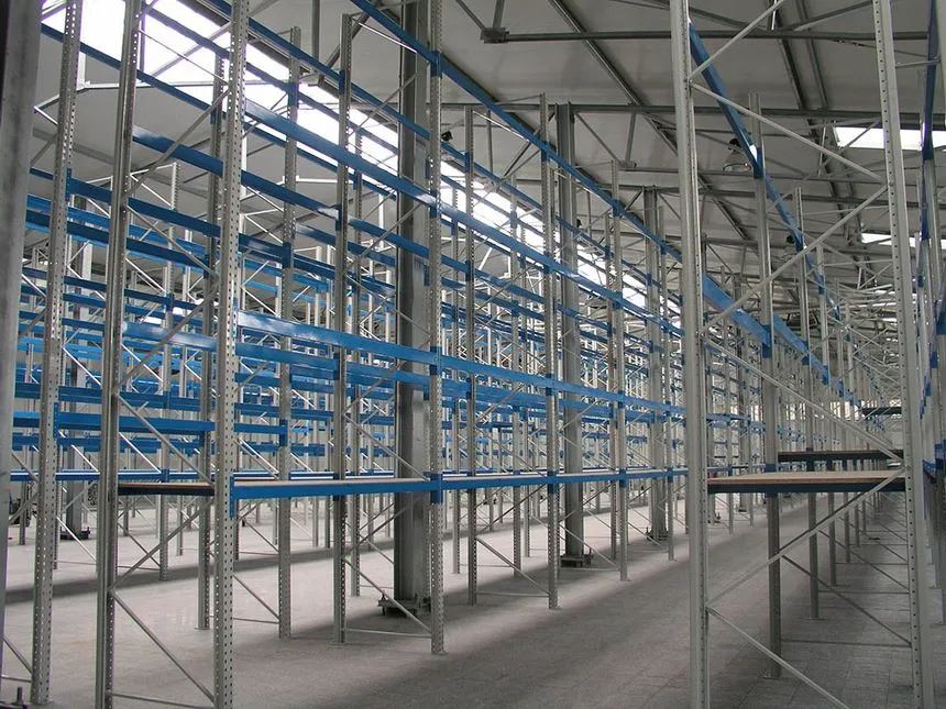 Geïnstalleerde magazijnstellingen in een industriële omgeving met blauwe legborden