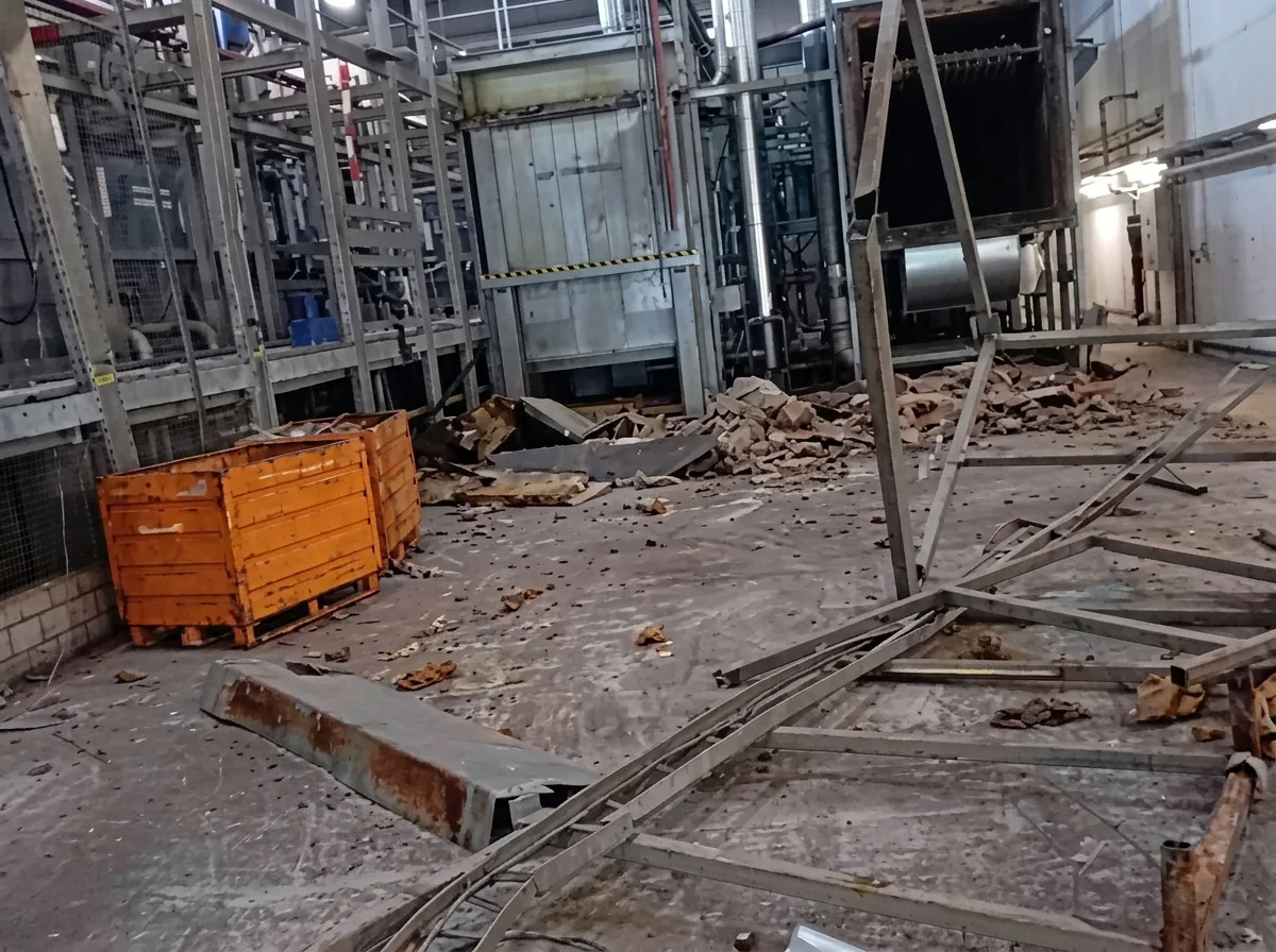 Afgebroken materialen en een rommelige werkplaats bij sloopwerkzaamheden