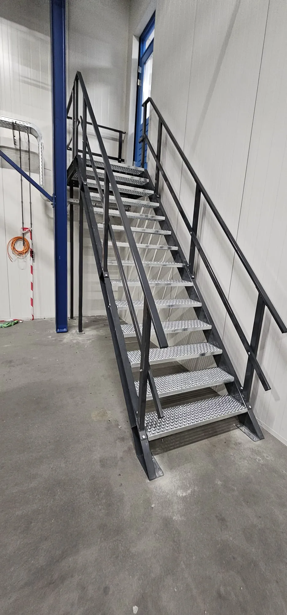 Stalen trap met antislip treden in een industriële omgeving