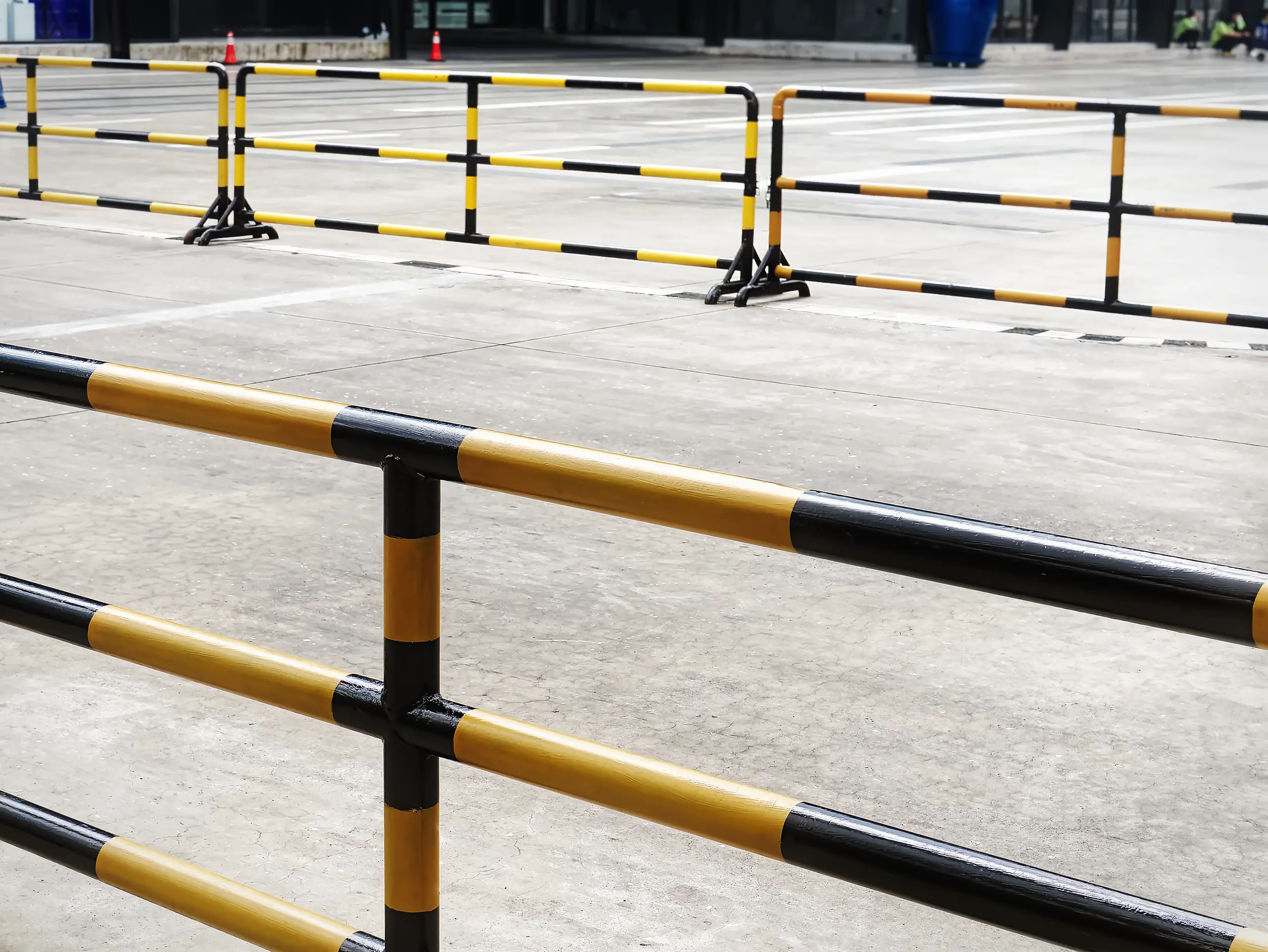 Veiligheidsbarrières op de vloer in een industriële omgeving, gericht op bescherming en veiligheid